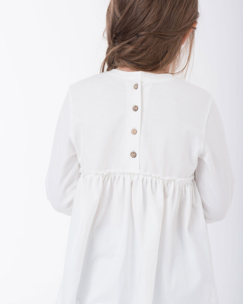 biała bluzka dziewczęca z drewnianymi guziczkami