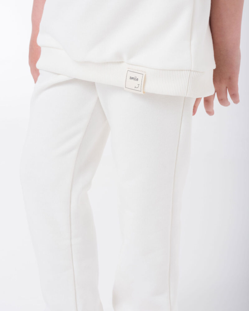 białe dresowe spodnie i bluza z metką