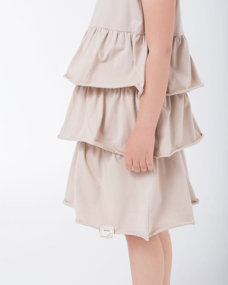 beżowa sukienka dla dziewczynki z trzema falbankami